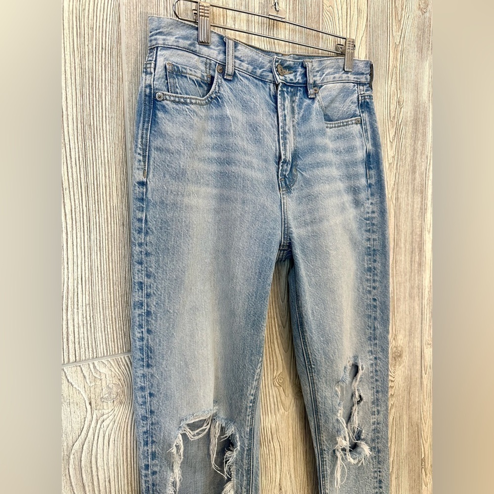 AMERICAN EAGLE MOM Jeans Size 4 Distressed Knees Summer Denim Light Wash - Picture 4 of 9